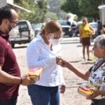 Marina-Vitela-y-Omar-Castaneda-reparten-pollo-caduco.jpg1_