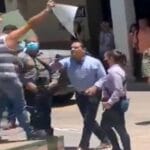 Silvano-gobernador-de-Michoacan-agrediendo-a-manifestante-en-Aguililla-2