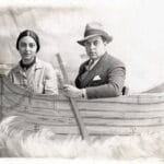 ▲ Rosa Rolanda y Covarrubias en una barca simulada.