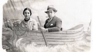 ▲ Rosa Rolanda y Covarrubias en una barca simulada.